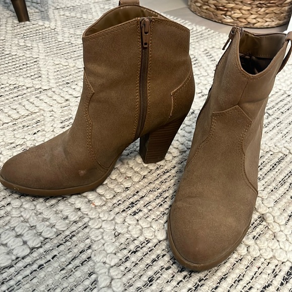 Tan suede booties - Picture 1 of 5